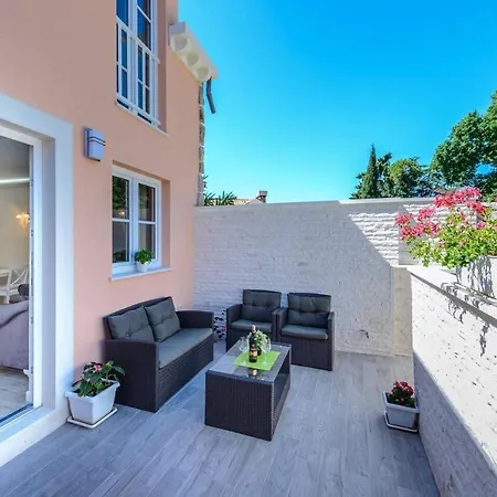 Cozy Retreat Close To *