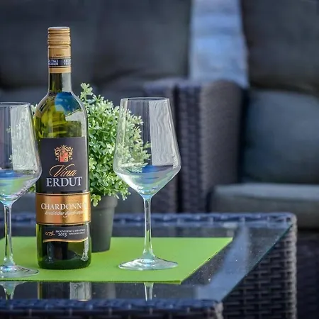 Cozy Retreat Close To 펜션 챠브타트